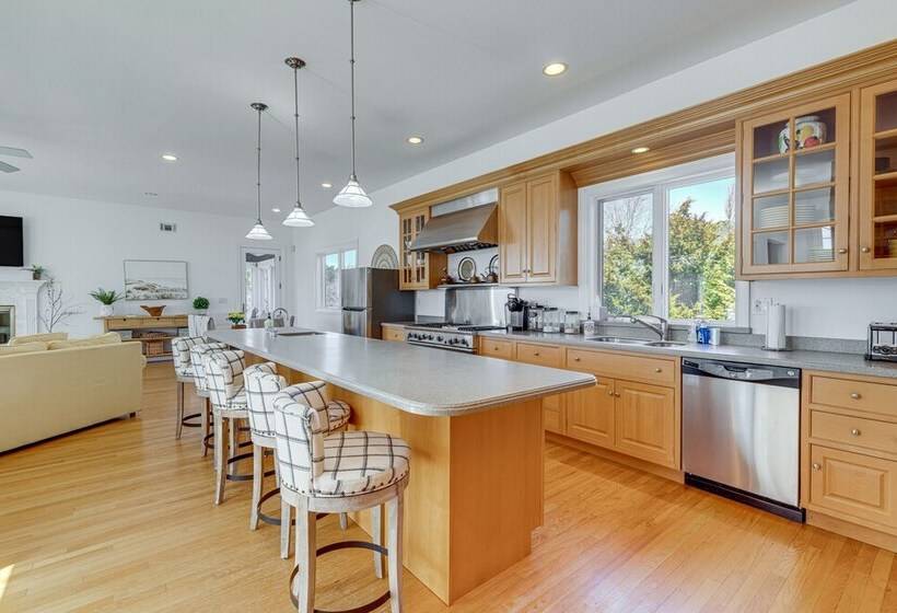 Hamptons Home Near Beaches W/ Pool & Water Views!