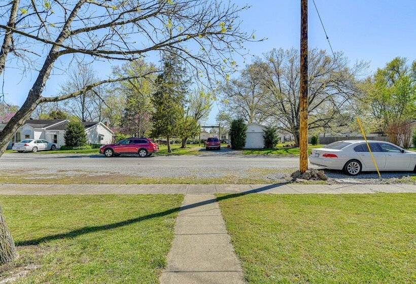 Harrisburg Home W/ Private Yard + Screened Porch!