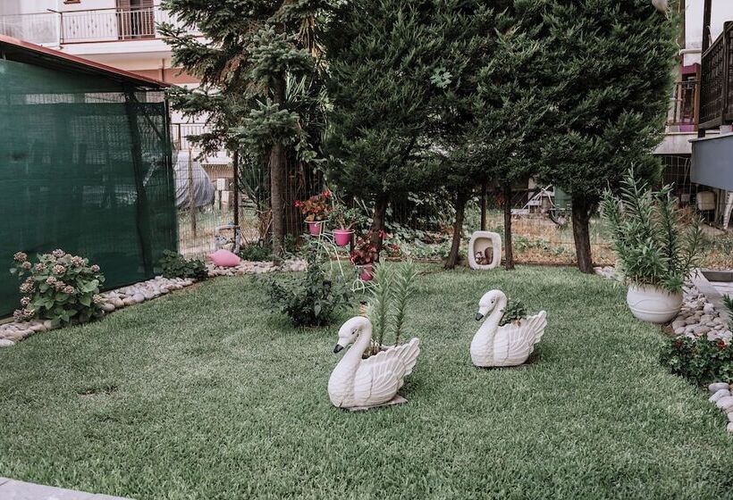 Отель Crystal Studios