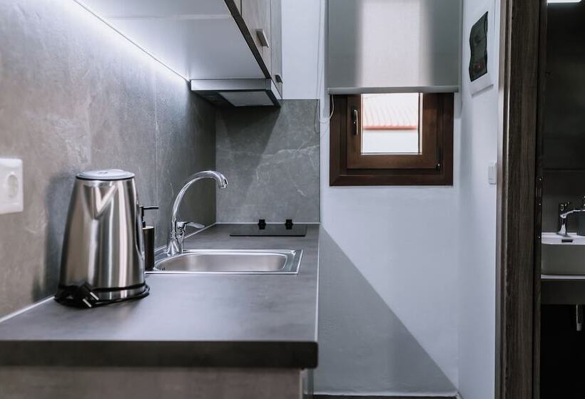 Отель Crystal Studios