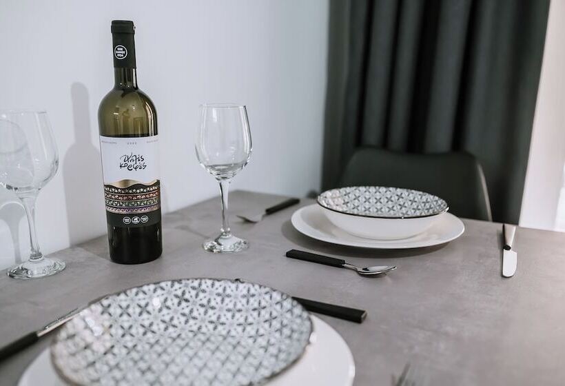 Отель Crystal Studios