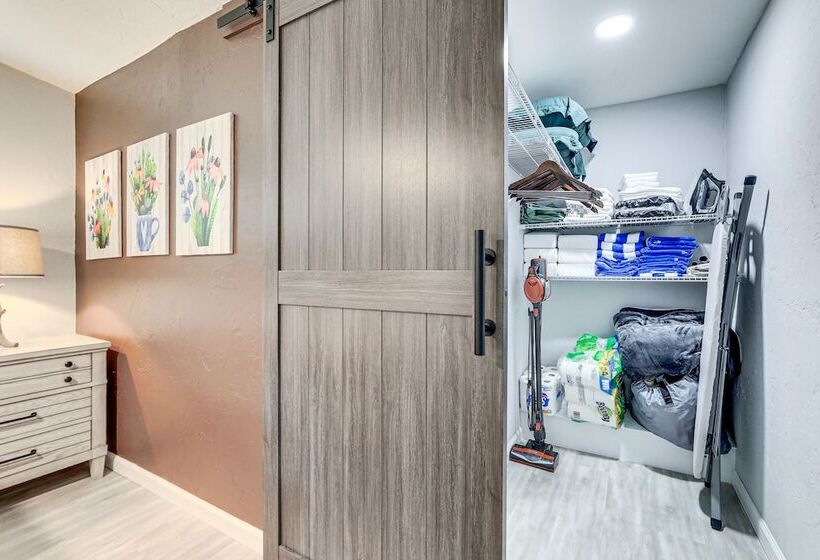 Idyllic Sarasota Home W/ Yard: 2 Mi To Beach!