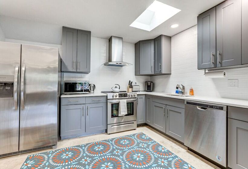 Idyllic Sarasota Home W/ Yard: 2 Mi To Beach!