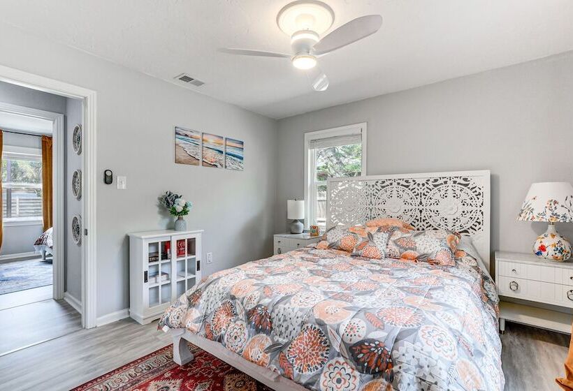 Idyllic Sarasota Home W/ Yard: 2 Mi To Beach!