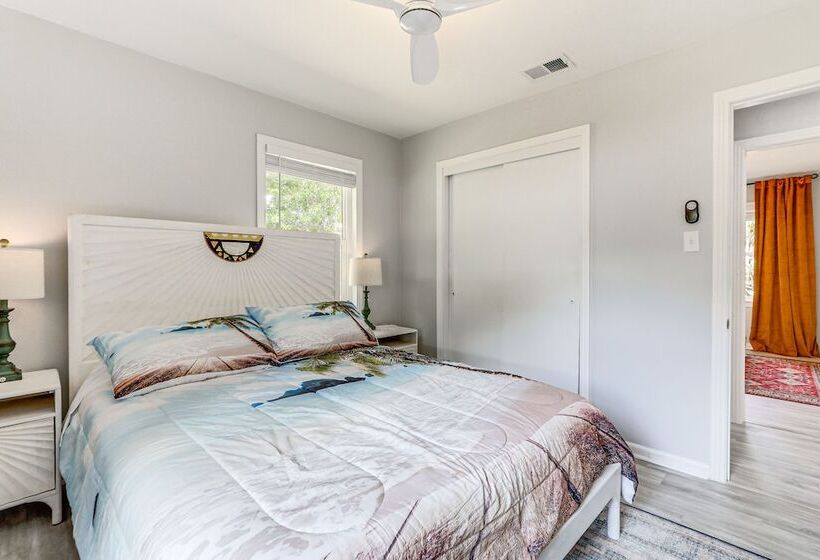 Idyllic Sarasota Home W/ Yard: 2 Mi To Beach!