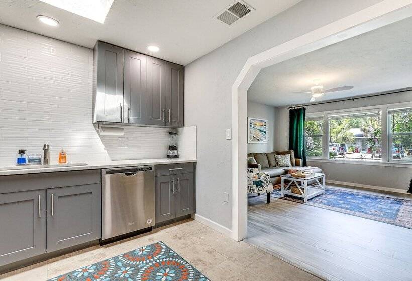 Idyllic Sarasota Home W/ Yard: 2 Mi To Beach!