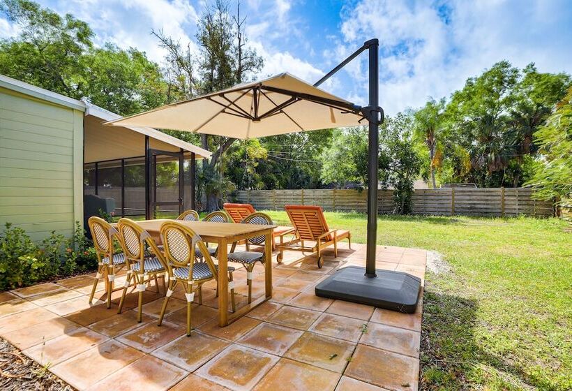 Idyllic Sarasota Home W/ Yard: 2 Mi To Beach!