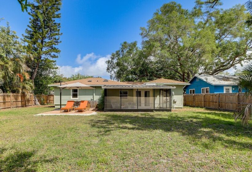 Idyllic Sarasota Home W/ Yard: 2 Mi To Beach!