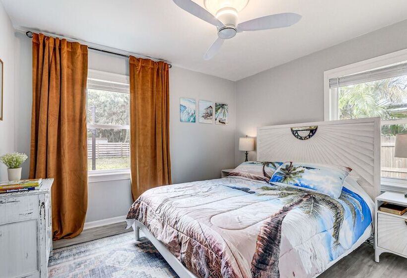 Idyllic Sarasota Home W/ Yard: 2 Mi To Beach!