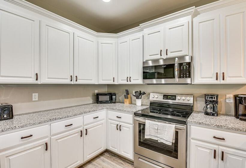 Modern Dothan Home Near Downtown & Hospitals!