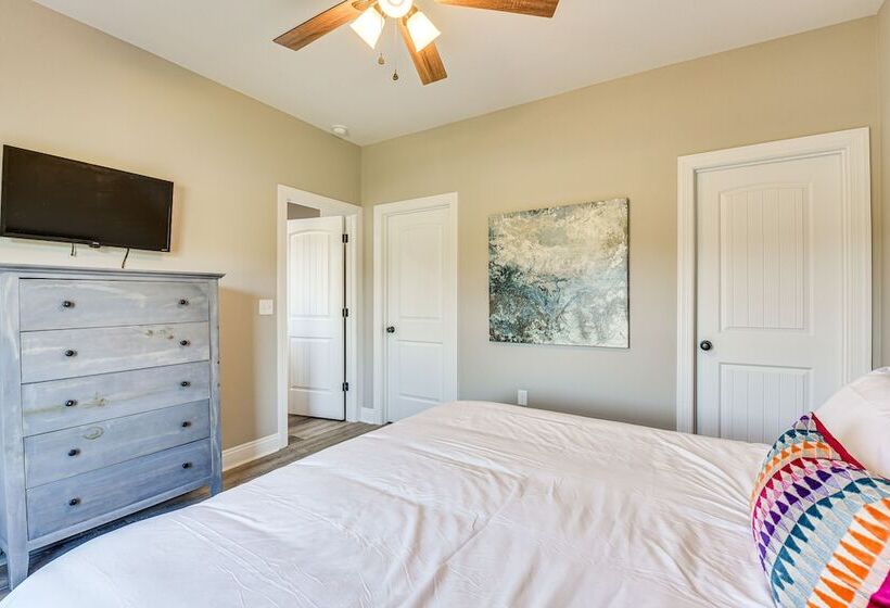 Modern Dothan Home Near Downtown & Hospitals!