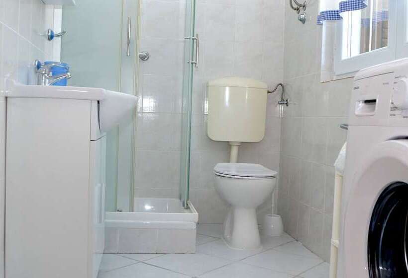 بنسيون Room In Apartment   Charming Apartment Venilia Blue, Sleeps 4