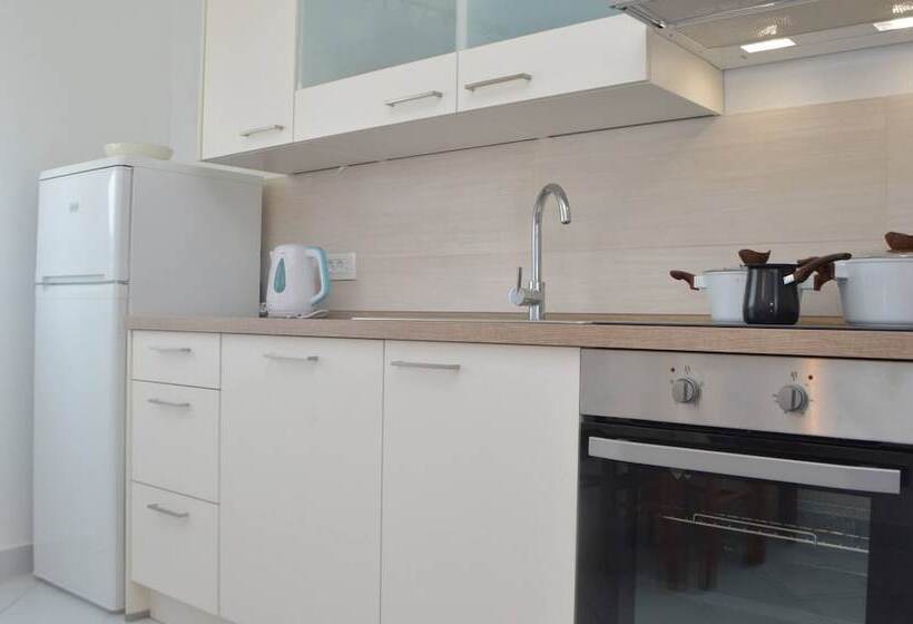 بنسيون Room In Apartment   Charming Apartment Venilia Blue, Sleeps 4