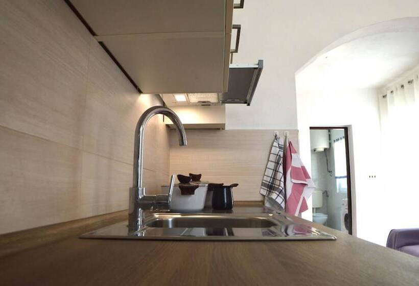 بنسيون Room In Apartment   Charming Apartment Venilia Blue, Sleeps 4