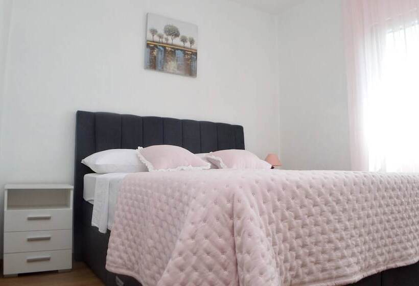 بنسيون Room In Apartment   Charming Apartment Venilia Blue, Sleeps 4