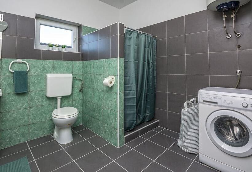 بنسيون Villa Dika Nin