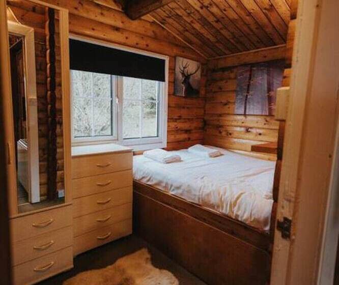 Rustic & Cozy 2 Bed Log Cabin Retreat
