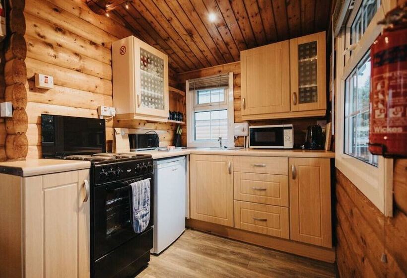 Rustic & Cozy 2 Bed Log Cabin Retreat