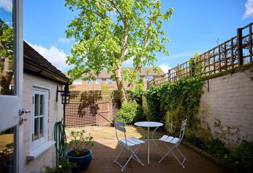 The Old Hatfield Haven   Spacious 6bdr House With Garden