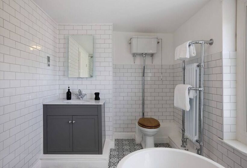 The Old Hatfield Haven   Spacious 6bdr House With Garden