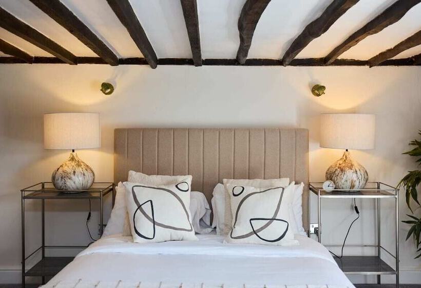 The Old Hatfield Haven   Spacious 6bdr House With Garden