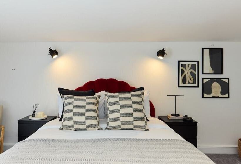 The Old Hatfield Haven   Spacious 6bdr House With Garden