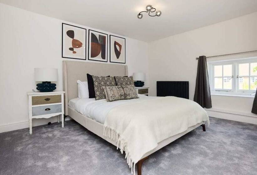 The Old Hatfield Haven   Spacious 6bdr House With Garden