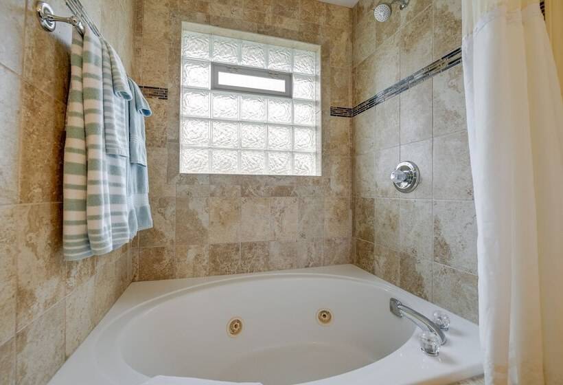 Angola Getaway: Walk To Lake Erie Beach Park!