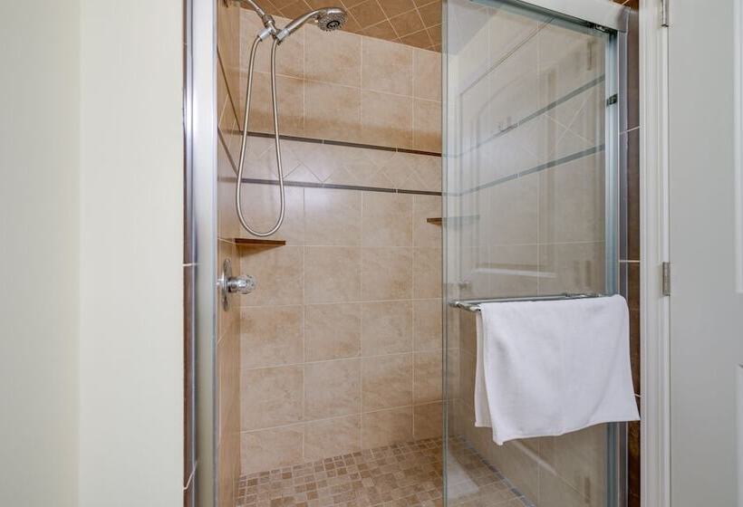 Angola Getaway: Walk To Lake Erie Beach Park!