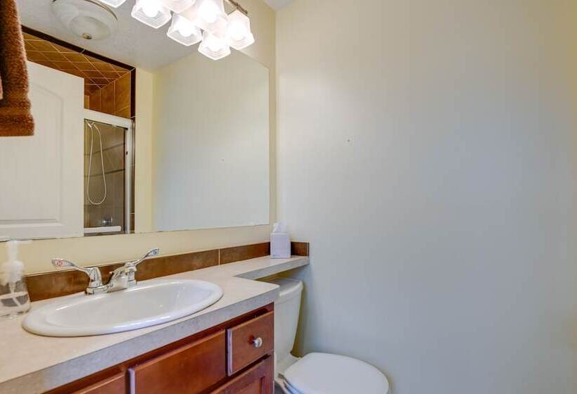 Angola Getaway: Walk To Lake Erie Beach Park!