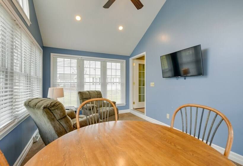 Angola Getaway: Walk To Lake Erie Beach Park!