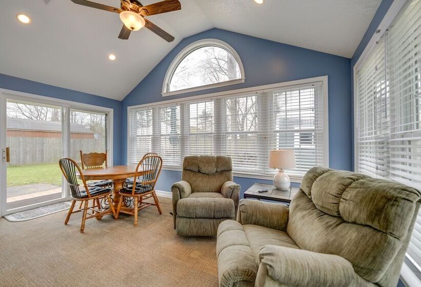 Angola Getaway: Walk To Lake Erie Beach Park!