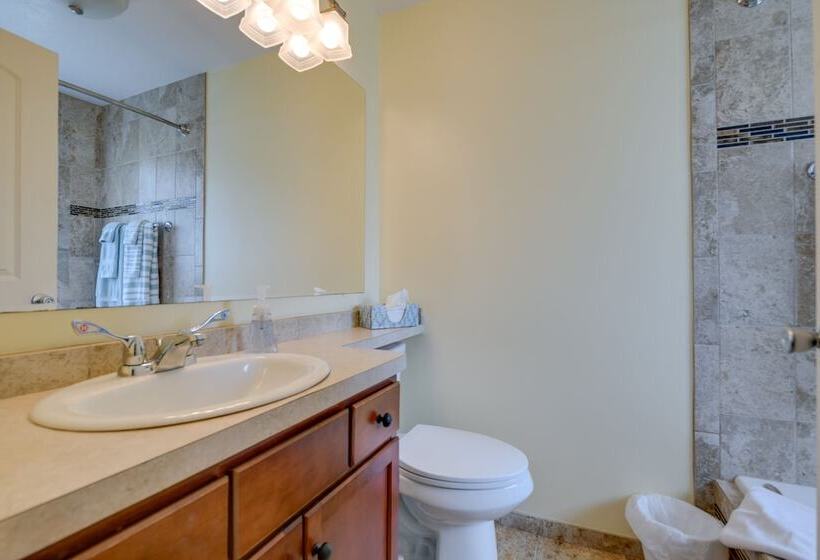 Angola Getaway: Walk To Lake Erie Beach Park!