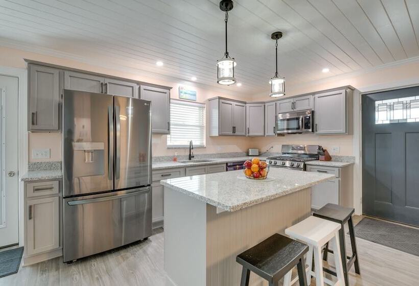 Angola Vacation Rental, Walk To Lake Erie Beach!