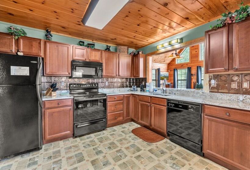 Cabin In The Woods W/ Hot Tub & Games!