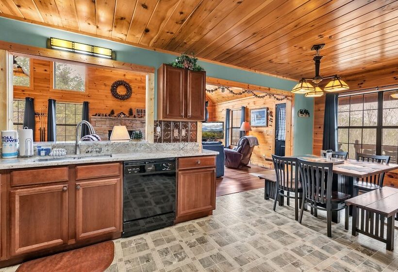 Cabin In The Woods W/ Hot Tub & Games!