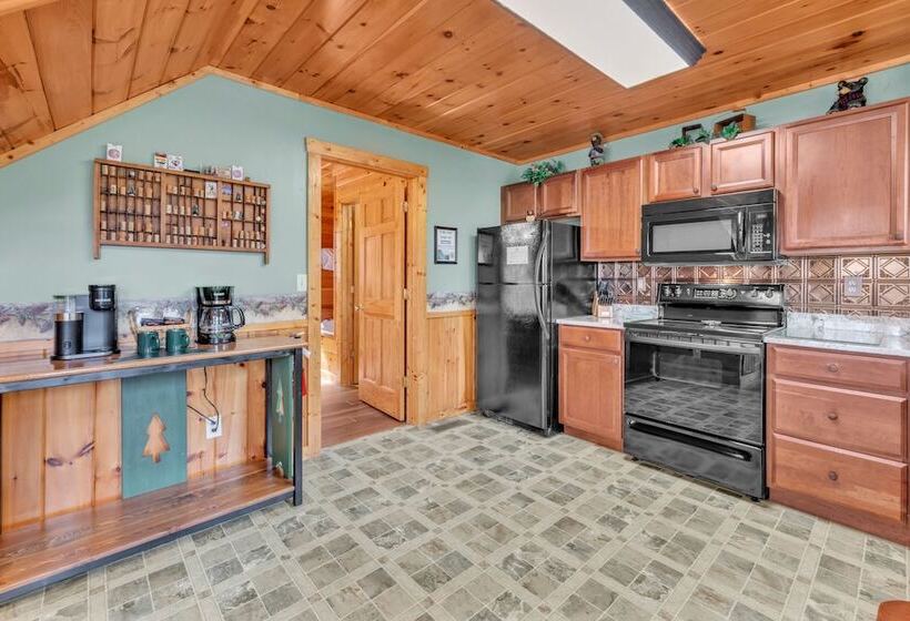 Cabin In The Woods W/ Hot Tub & Games!