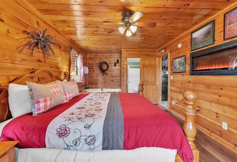 Cabin In The Woods W/ Hot Tub & Games!