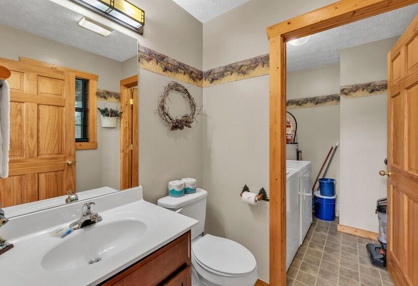 Cabin In The Woods W/ Hot Tub & Games!