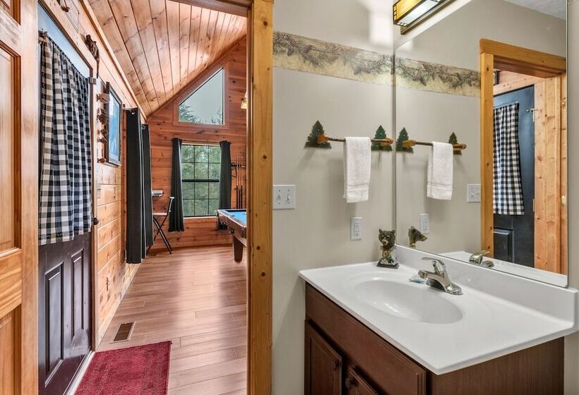 Cabin In The Woods W/ Hot Tub & Games!