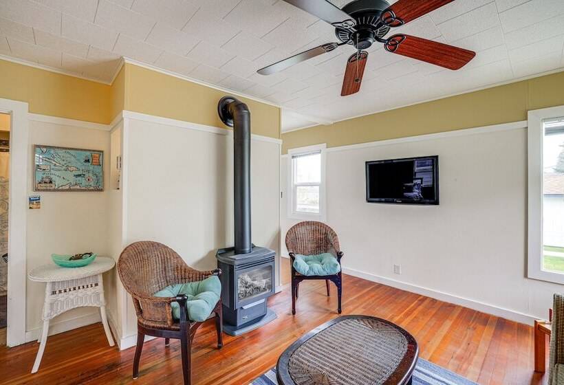 Beautiful Birch Bay Retreat W/ Deck & Fire Pit!