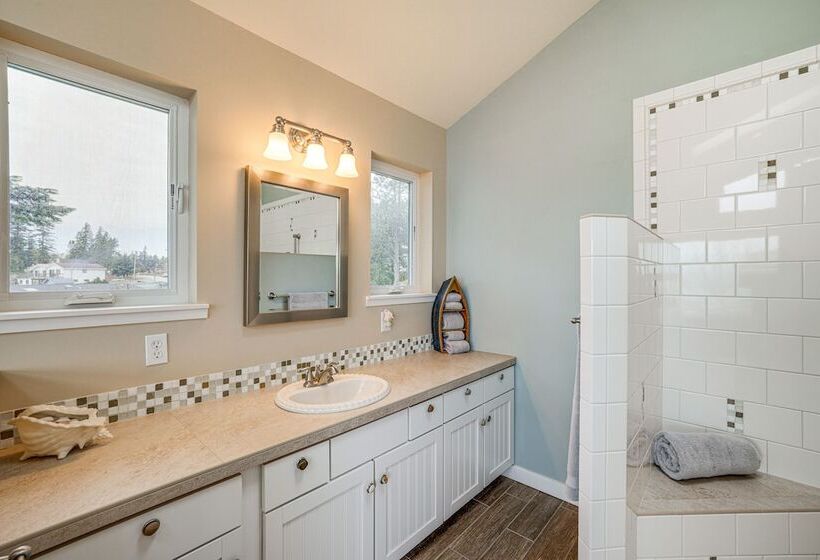 Beautiful Birch Bay Retreat W/ Deck & Fire Pit!