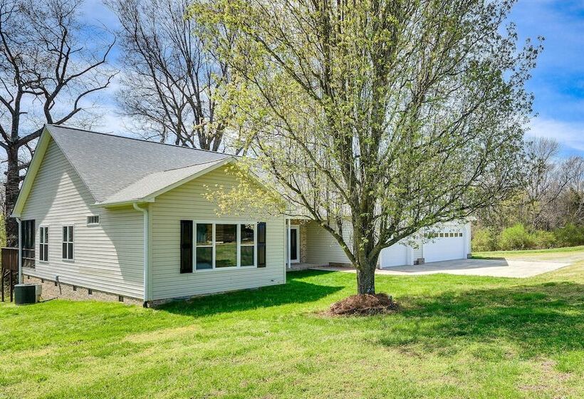 Bright & Elegant Home In High Point W/ Deck!