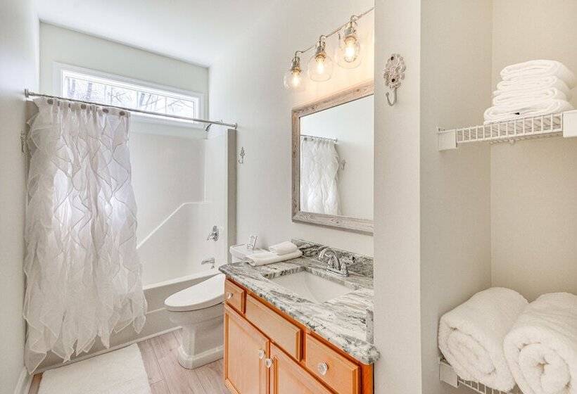 Bright & Elegant Home In High Point W/ Deck!