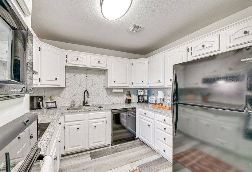 Bright Home W/ Fire Pit: Near Possum Kingdom Lake!