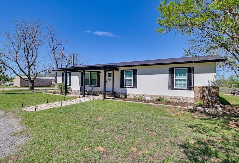 Bright Home W/ Fire Pit: Near Possum Kingdom Lake!