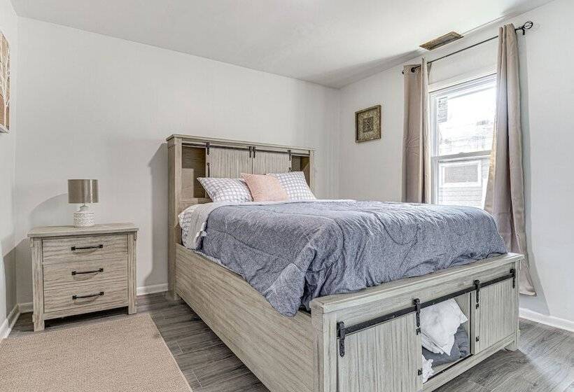 Bright Muncie Home W/ Yard ~ 2 Mi To Downtown!