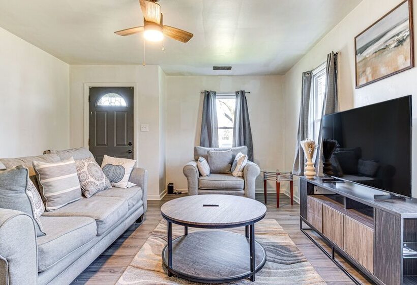 Bright Muncie Home W/ Yard ~ 2 Mi To Downtown!