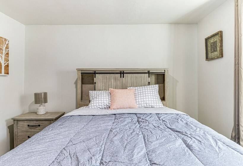 Bright Muncie Home W/ Yard ~ 2 Mi To Downtown!