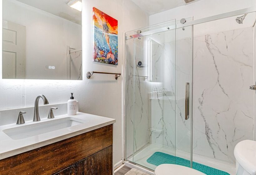 Bright Muncie Home W/ Yard ~ 2 Mi To Downtown!